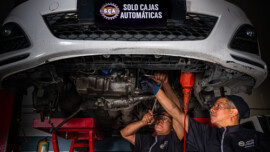 ¿Hay diferencias en el consumo de combustible en Medellín entre los vehículos con transmisión automática y manual?