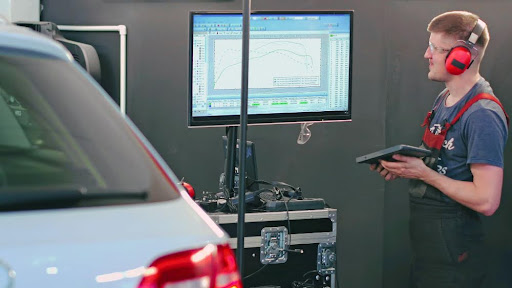 Hombre haciendo Scanner para cajas automáticas