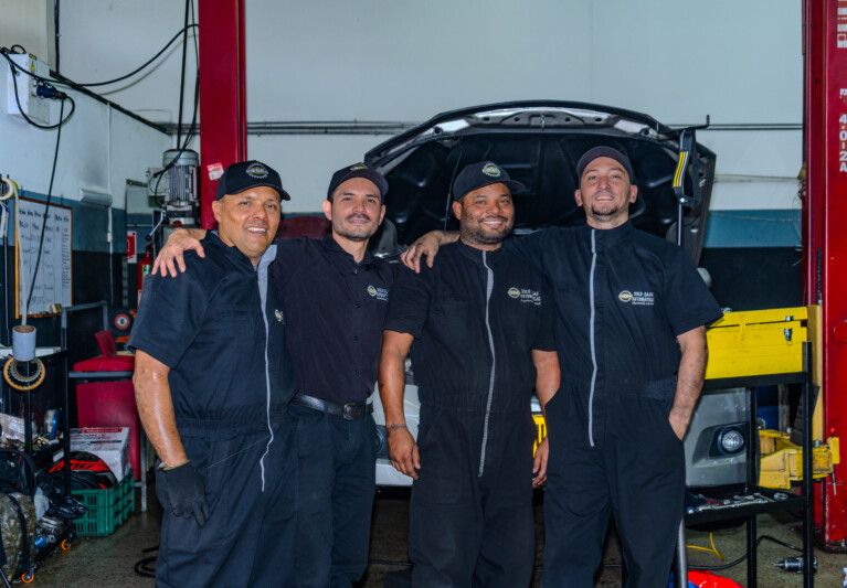 ¿Por qué elegir un taller especializado en carros automáticos en Medellín es clave para tu vehículo?