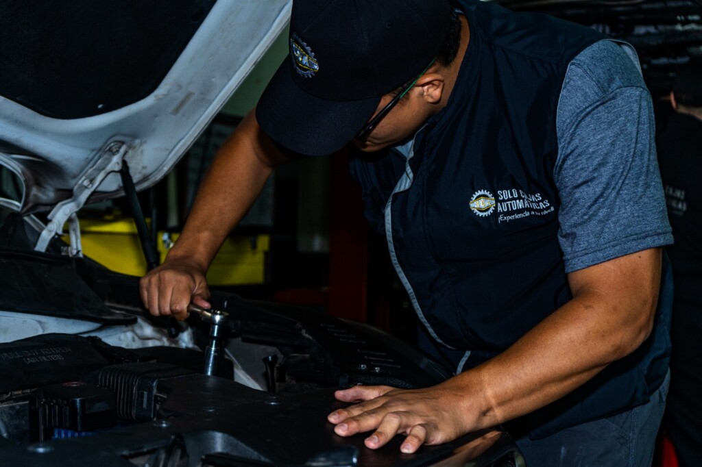 Experto revisando en el taller la caja automática de un vehículo