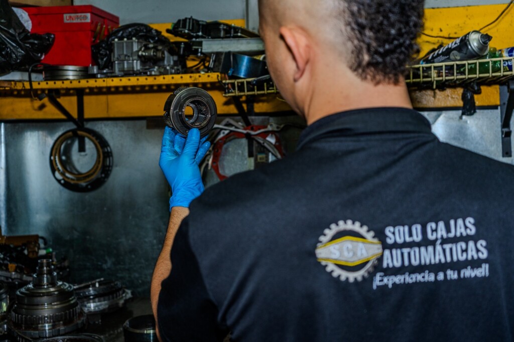 Experto seleccionando repuesto para cajas automaticas